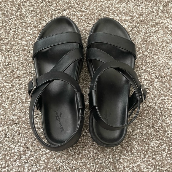 Universal Thread Sandals - Picture 3 of 5